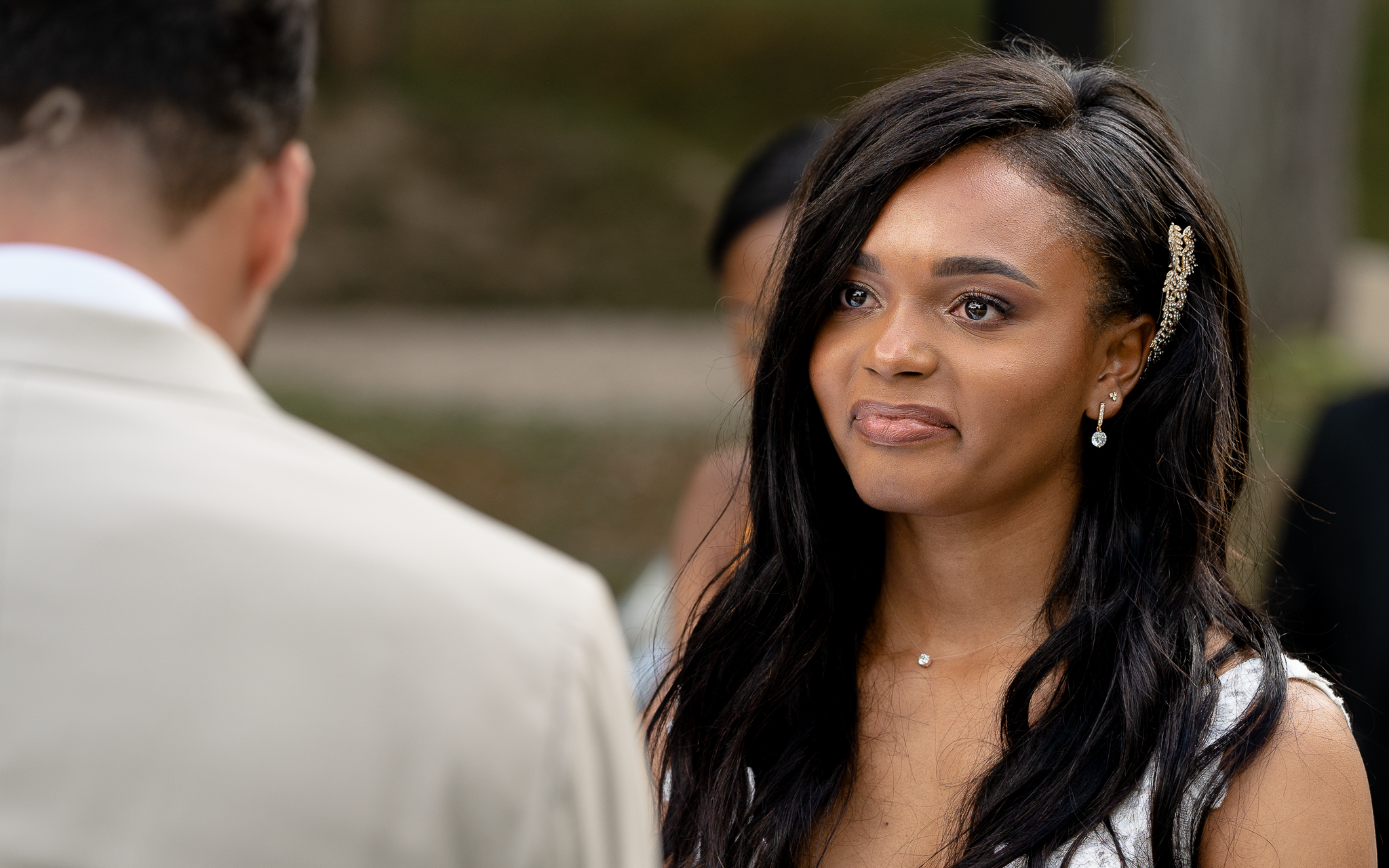 Emotion de la mariée lors du discours de son mari pendant la cérémonie laïque. Elle sourit avec les larmes aux yeux.